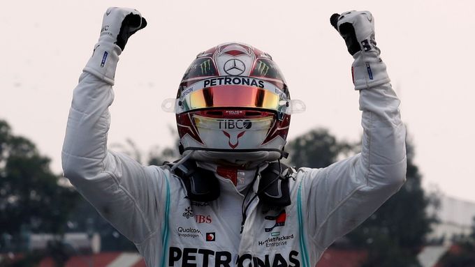 Lewis Hamilton z týmu Mercedes slaví triumf ve Velké ceně Mexika formule 1 2019.