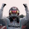Lewis Hamilton z týmu Mercedes slaví triumf ve Velkě ceně Mexika formule 1 2019