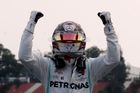 Hamilton vyhrál v Mexiku, ale šestá korunovace šampionem formule 1 se odkládá