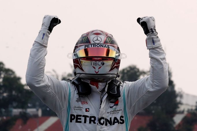 Lewis Hamilton z týmu Mercedes slaví triumf ve Velkě ceně Mexika formule 1 2019