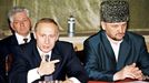 Ruský prezident Vladimir Putin a vůdce čečenské pro-moskevské správy Achmat Kadyrov na krizovém jednání v Mozdoku, Severní Osetie, 5. července 2000.