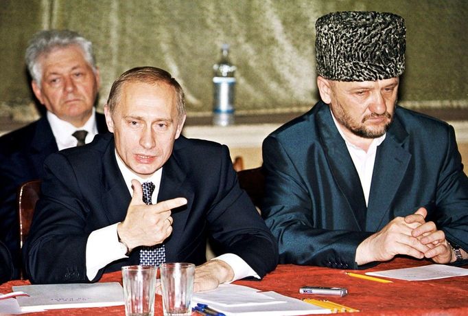 Ruský prezident Vladimir Putin a vůdce čečenské pro-moskevské správy Achmat Kadyrov na krizovém jednání v Mozdoku, Severní Osetie, 5. července 2000.