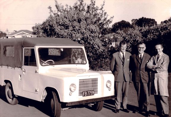 Trekka na Novém Zélandu, foto z roku 1966. Zleva: George Taylor, konstruktér karoserie Josef Velebný a vedoucí výroby John Catchpole.