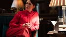 Olivia Colman jako agentka Sonya Falsworth.