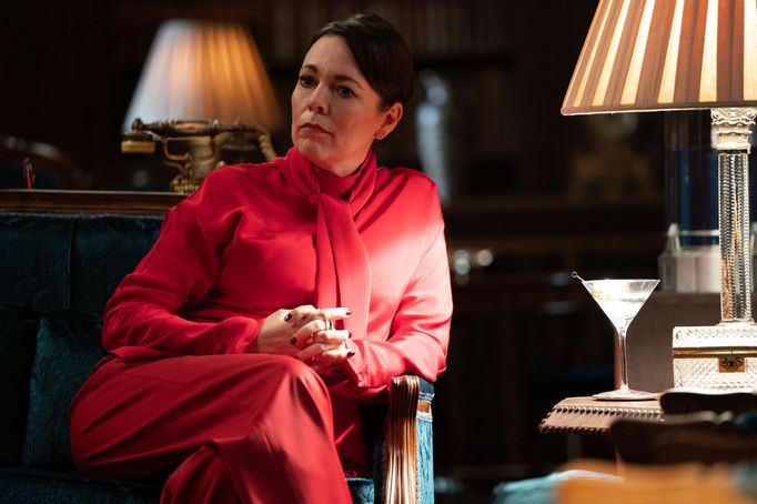 Olivia Colman jako agentka Sonya Falsworth.