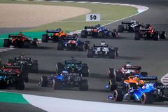 Hamilton si v Kataru udržel jasný náskok před Verstappenem
