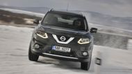 Nissan X-Trail – Na sněhu se mu líbí. Jízda bokem jde skoro sama.