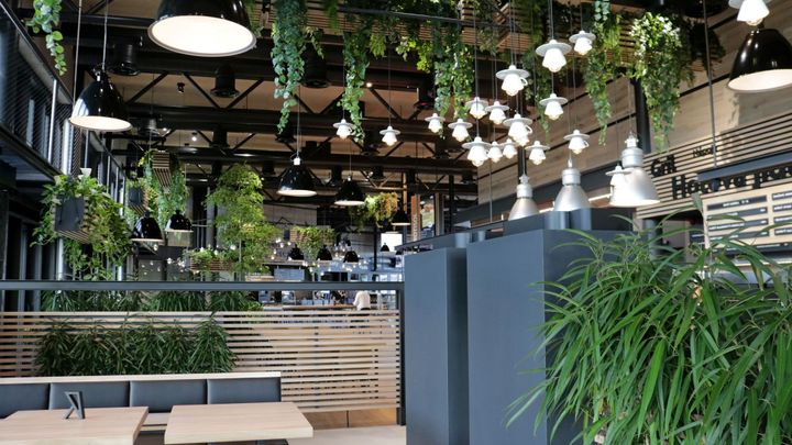 Jmenuje se Pumpa, ale láká hlavně elektromobilisty. Hezčí restaurace na D1 zatím není; Zdroj foto: Eva Srpová