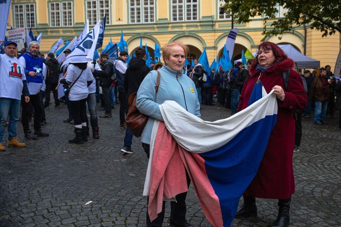 Protest studentů a odborů proti opatřením vlády Petra Fialy.