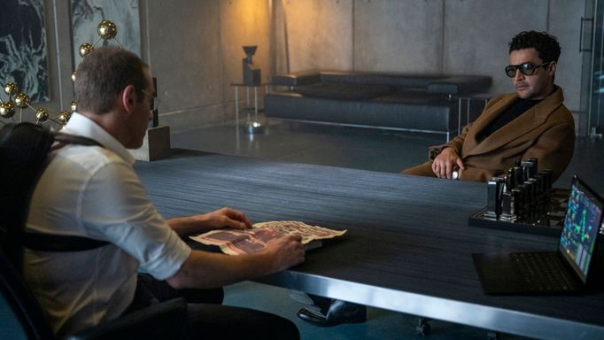 Alessandro Nivola jako Alexej a Christopher Abbott v roli Cizince.