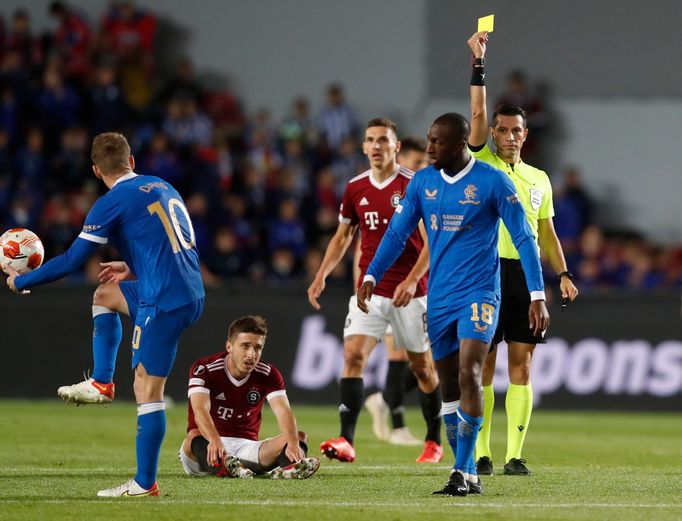 Glen Kamara dostává žlutou kartu v zápase skupiny A EL Sparta - Rangers