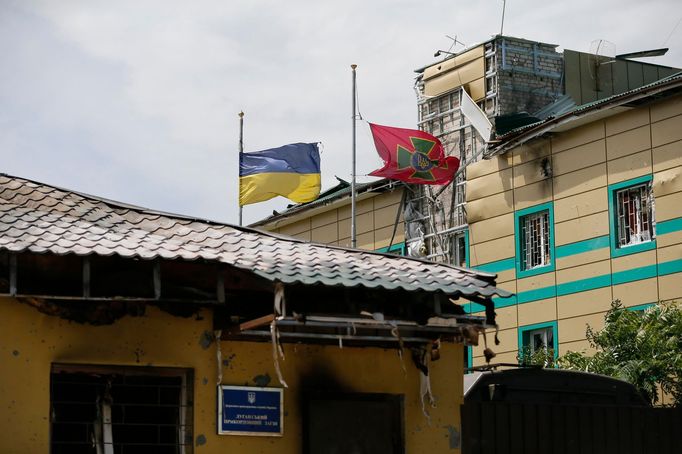 Následky pondělních bojů o základnu pohraniční stráže v Luhanské oblasti.