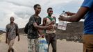 Při cestách Džibutskem vozí s sebou zaměstnanci IOM vodu a energetické sušenky, které rozdávají migrantům.