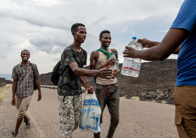 Při cestách Džibutskem vozí s sebou zaměstnanci IOM vodu a energetické sušenky, které rozdávají migrantům.