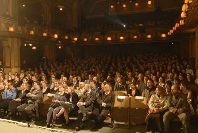 Člověk v tísni slaví