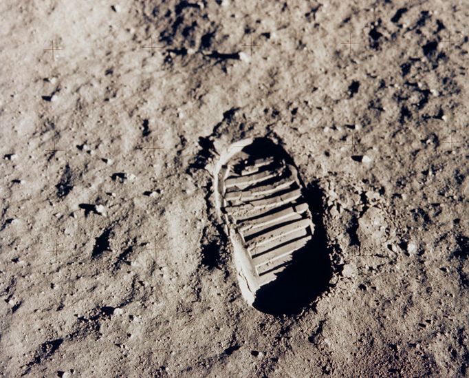 Americká vesmírná mise Apollo 11 v roce 1969, v rámci které lidstvo poprvé vkročilo na půdu Měsíce.