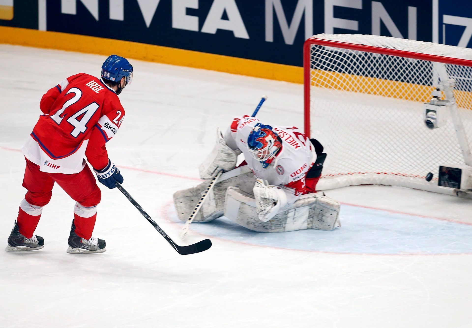 Hokej, MS 2013, Česko - Dánsko: Zbyněk Irgl  - Simon Nielsen