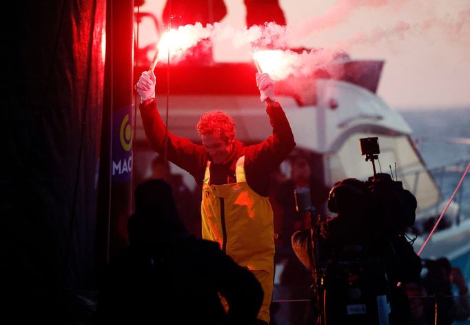 Francouz Charlie Dalin slaví vítězství v jachtařském závode kolem světa Vendée Globe