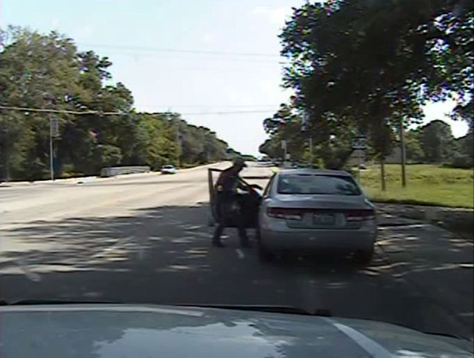 Policista míří na Sandru Blandovou. Záběr z kamery na policejním autě.