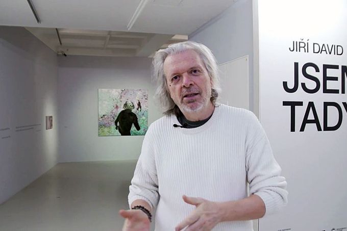 Jiří David při virtuální prohlídce svých děl v galerii DOX.
