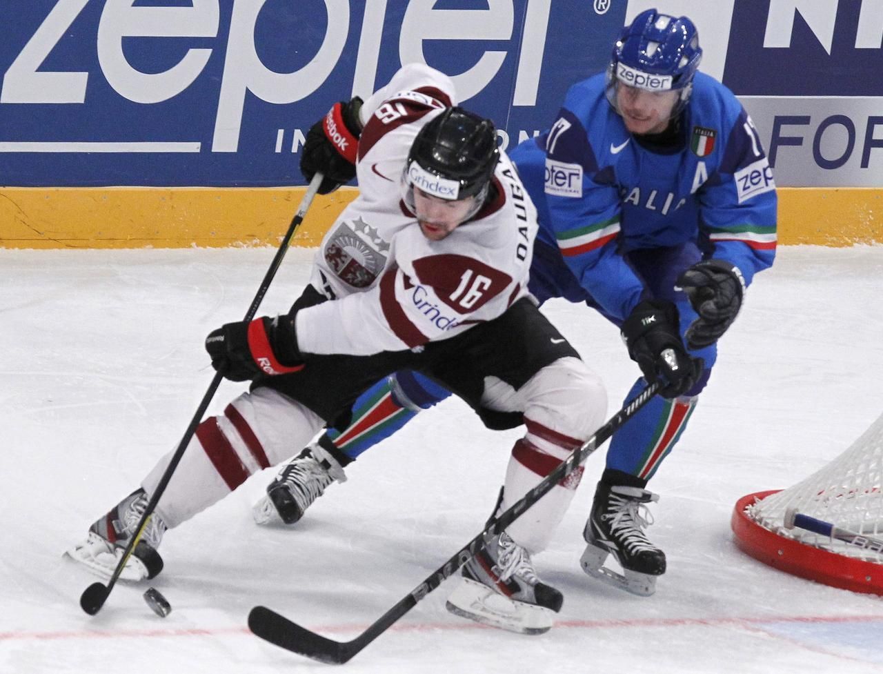 MS v hokeji 2012: Lotyšsko - Itálie (Daugavins, Egger)
