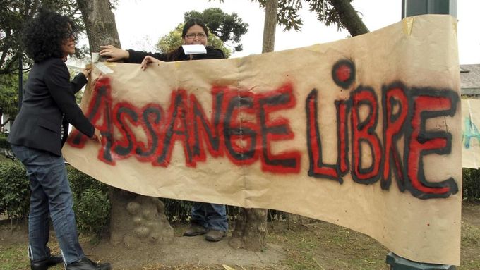 Svobodu Assangovi! Demonstranti v ekvádorské metropoli Quito mají jasno.