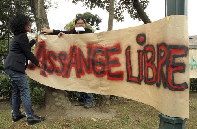 Svobodu Assangovi! Demonstranti v ekvádorské metropoli Quito mají jasno.