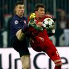 Fotbal, Liga mistrů, Bayern Mnichov - Arsenal: Mario Mandzukič (vpravo) - Laurent Koscielny