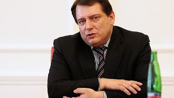 Na nadcházejícím sjezdu bude předsednické křeslo obhajovat Jiří Paroubek