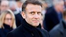 Francouzský prezident Emmanuel Macron přihlíží ceremoniálu při desátém výročí útoku na Charlie Hebdo.