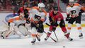 NHL 2019/20, Ottawa - Philadelphia: Filip Chlapík a Shayne Gostisbehere bojují o puk