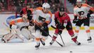NHL 2019/20, Ottawa - Philadelphia: Filip Chlapík a Shayne Gostisbehere bojují o puk.