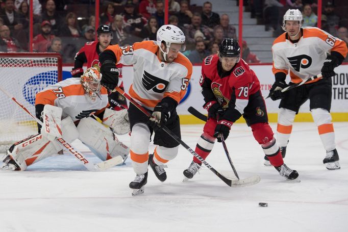 NHL 2019/20, Ottawa - Philadelphia: Filip Chlapík a Shayne Gostisbehere bojují o puk.