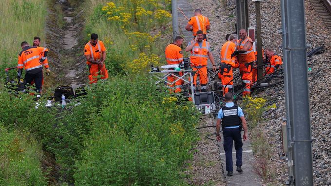 Policisté s pracovníky SNCF ohledávají železniční trať v Croisilles na severu Francie