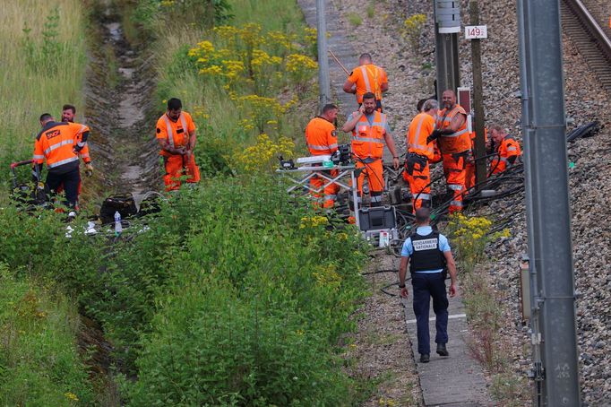 Policisté s pracovníky SNCF ohledávají železniční trať v Croisilles na severu Francie