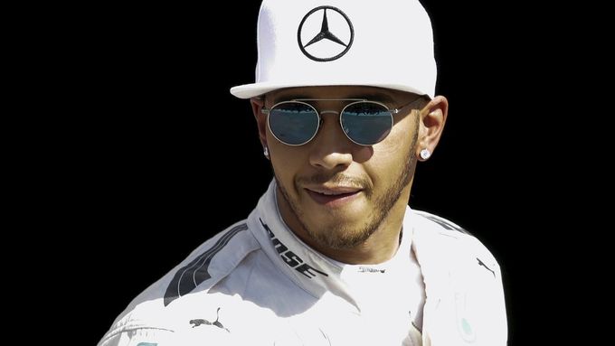 Lewis Hamilton slaví kvalifikační triumf v Monze.