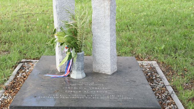Pomník u místa, kde byly před 45 lety Jaroslav Veselý a Zdenka Klimešová zastřeleni.