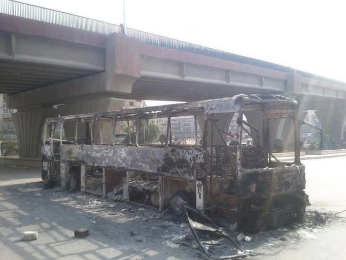 A burnt bus which belonged to forces loyal to Syria President Bashar Al Assad is seen at Aleppo's district of al Sakhour July 29, 2012. Picture taken July 29, 2012. REUTERS/Shaam News Network/Handout (SYRIA - Tags: POLITICS CIVIL UNREST) FOR EDITORIAL USE ONLY. NOT FOR SALE FOR MARKETING OR ADVERTISING CAMPAIGNS. THIS IMAGE HAS BEEN SUPPLIED BY A THIRD PARTY. IT IS DISTRIBUTED, EXACTLY AS RECEIVED BY REUTERS, AS A SERVICE TO CLIENTS Published: Čec. 30, 2012, 2:58 dop.