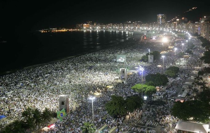 Na pláži Copacabana v Rio de Janeiru slavily příchod nového roku více než dva miliony lidí.