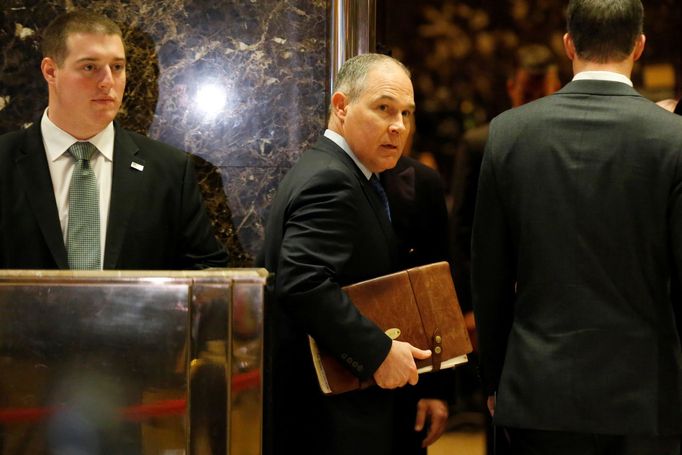 Scott Pruitt (s aktovkou) v budově Trump Tower v New Yorku.