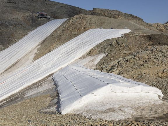 Techniku na uchování sněhu do další sezóny využívá řada středisek po celých Alpách.