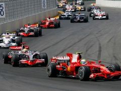 Felipe Massa s Ferrari v čele Velké ceny Evropy.