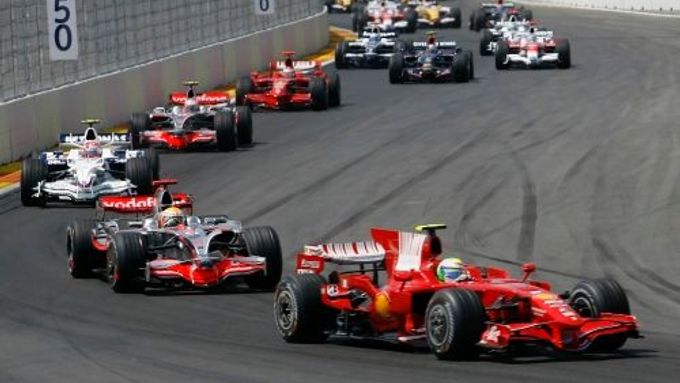 Felipe Massa s Ferrari v čele Velké ceny Evropy.