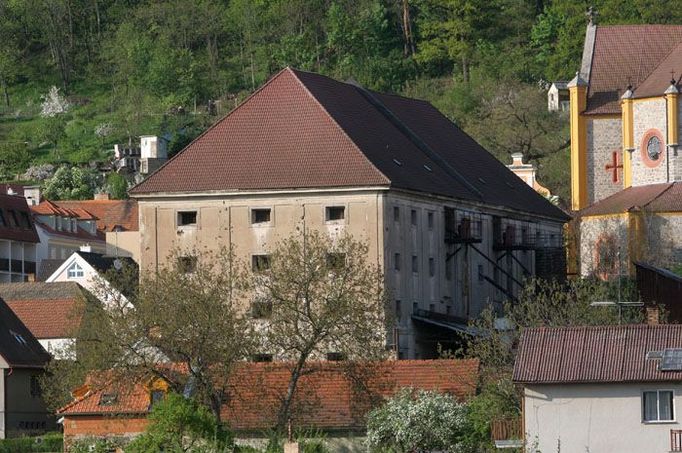 Ve staré sýpce v centru města by město Hluboká chtělo zřídit vysokou školu.