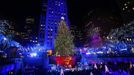 The tree is lit for the 80th Annual Rockefeller Center Christmas Tree Lighting Ceremony in New York, November 28, 2012. REUTERS/Carlo Allegri (UNITED STATES - Tags: SOCIETY ENTERTAINMENT) Published: Lis. 29, 2012, 2:27 dop.