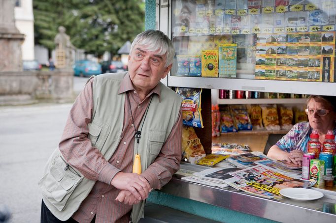 Miroslav Donutil jako Nováček.