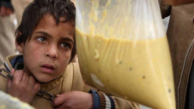 Chlapec, jehož rodina utekla během izraelské ofenzivy z domova, čeká na příděl jídla na základně OSN v severní cípu Gazy ve městě Džabalíja