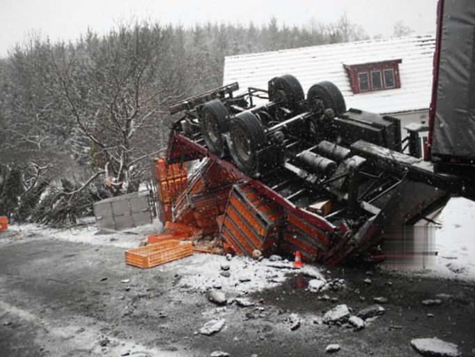 Přerovsko, 12. 2. 2013: dopravní nehoda nákladního vozidla s kuřaty.