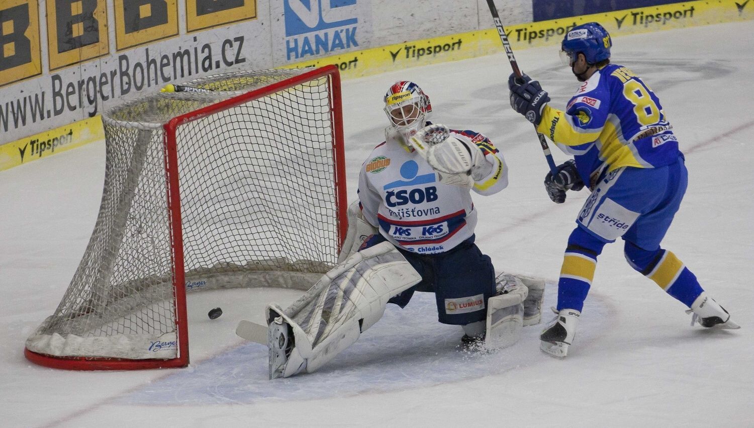 Hokej, extraliga, Zlín - Pardubice: Ondřej Veselý - Dušan Salfický