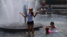 People play in the fountain at Washington Square Park in New York July 1, 2012. Blistering heat blanketed much of the eastern United States for the third straight day on Sunday, after violent storms that took at least a dozen lives and knocked out power to more than 3 million customers. REUTERS/Eric Thayer (UNITED STATES - Tags: ENVIRONMENT SOCIETY) Published: Čec. 1, 2012, 8:44 odp.